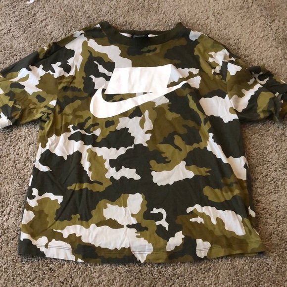 Super cute nike camo t-shirt - Picture 1 of 1